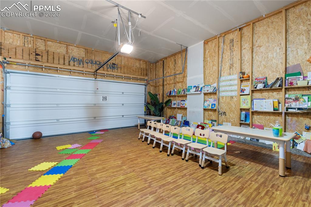 Image 28 of 38: Garage