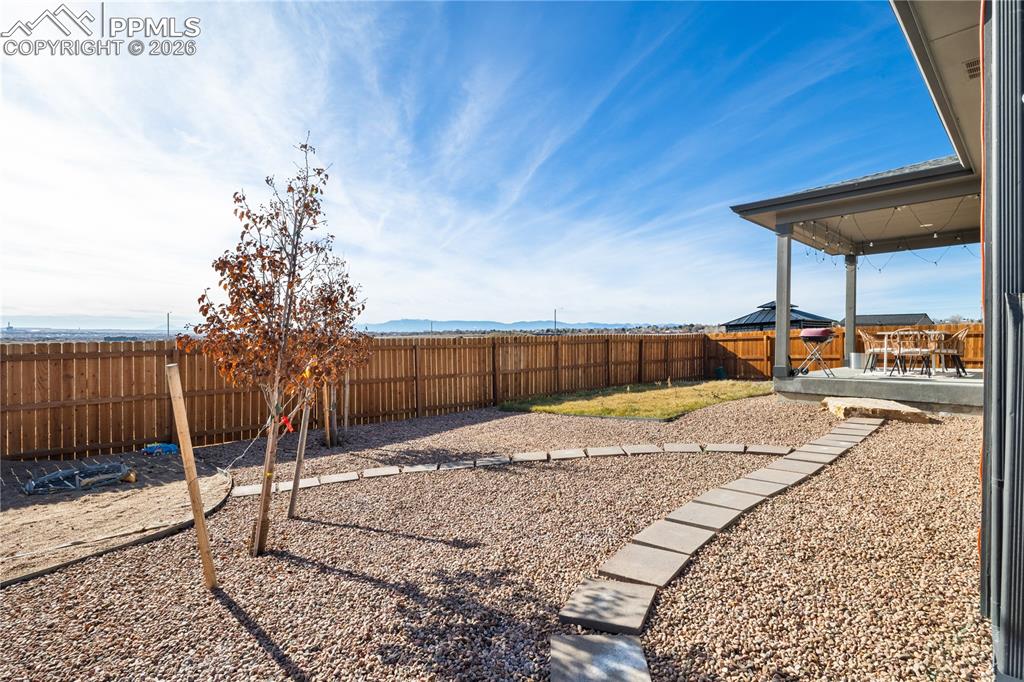 Image 35 of 38: Yard