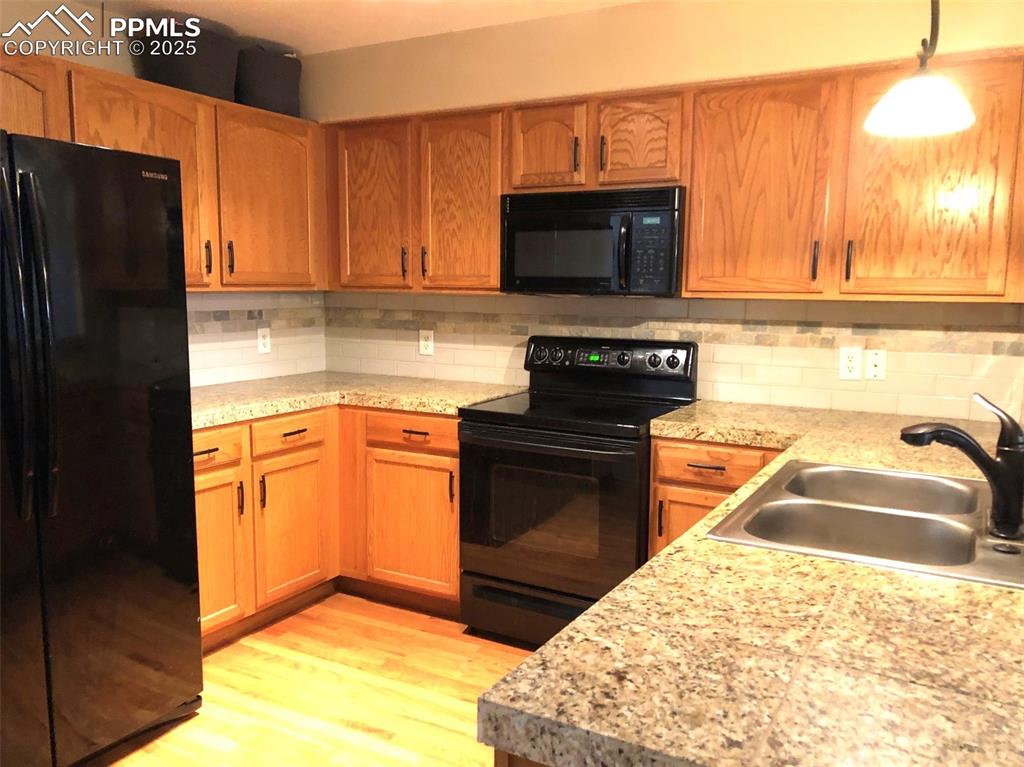 Image 2 of 26: Kitchen