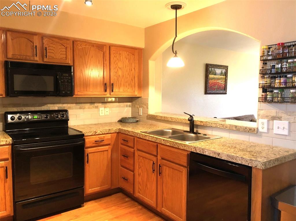 Image 3 of 26: Kitchen