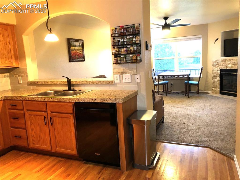 Image 4 of 26: Kitchen