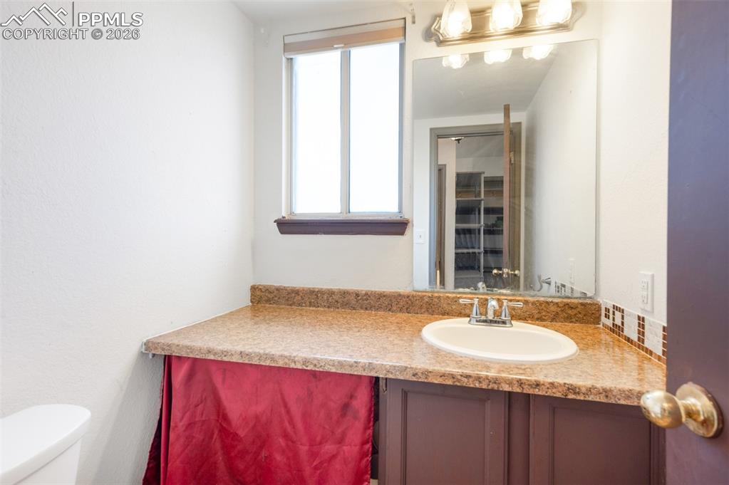 Image 28 of 50: Bathroom