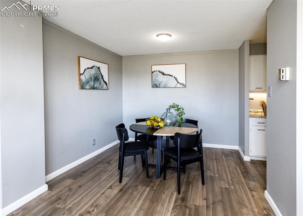 Image 15 of 35: Dining Area