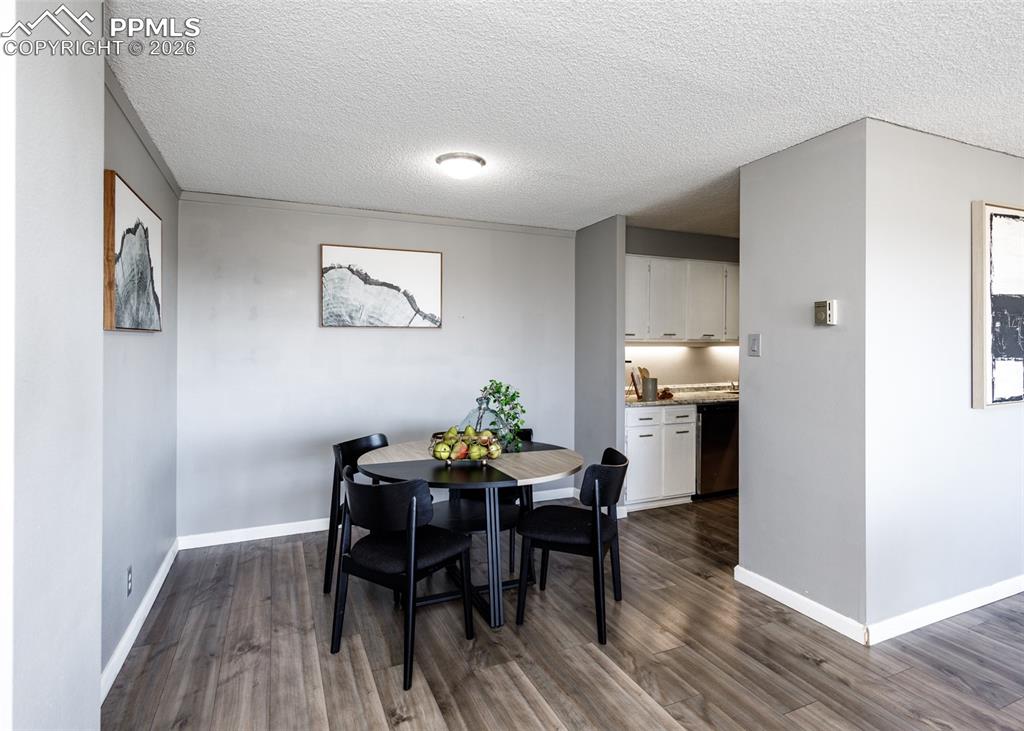 Image 16 of 35: Dining Area