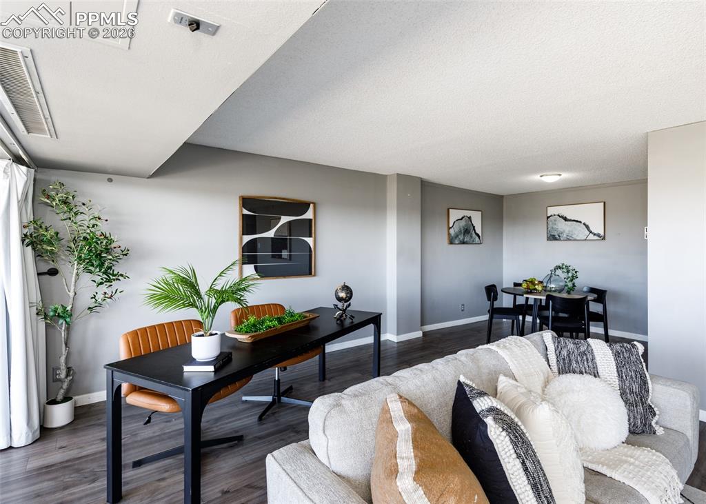 Image 19 of 35: Office