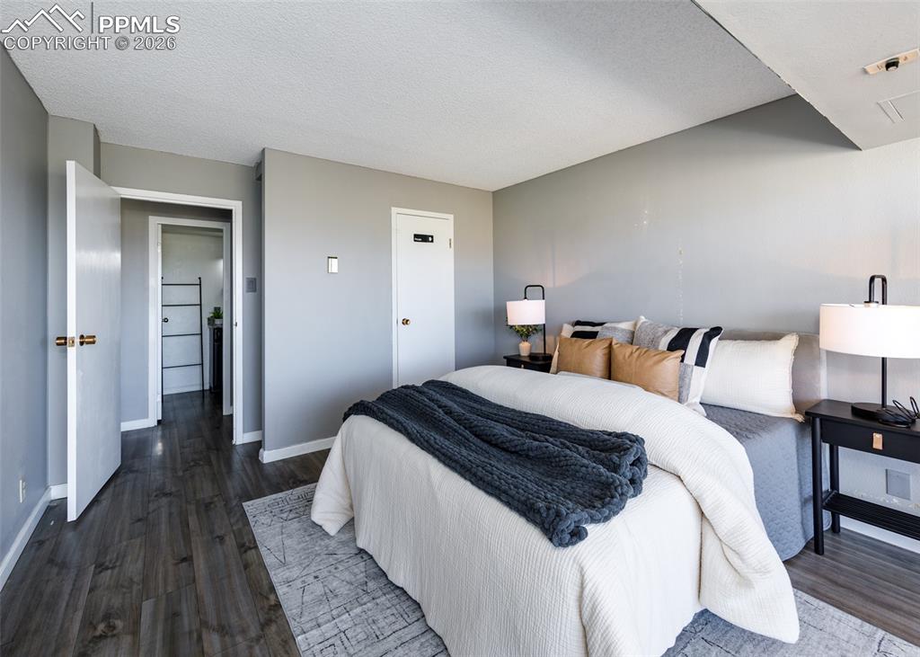 Image 20 of 35: Bedroom