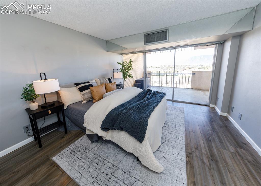 Image 21 of 35: Bedroom