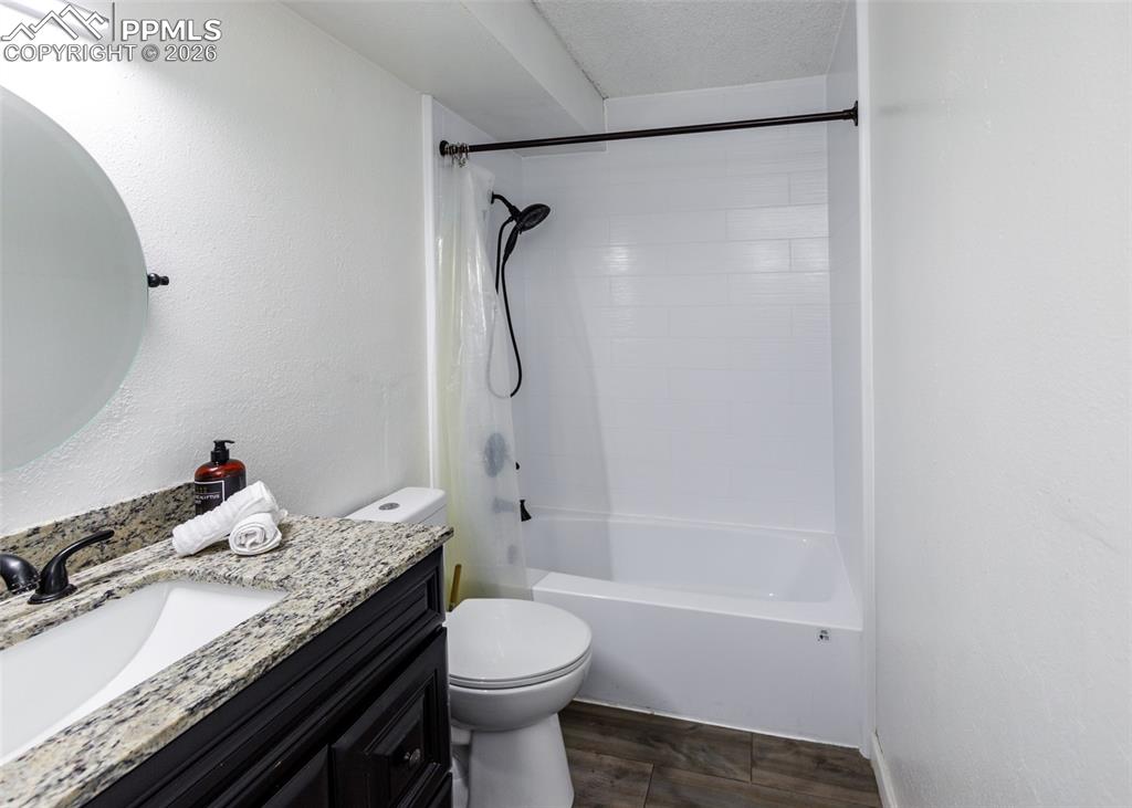 Image 23 of 35: Bathroom