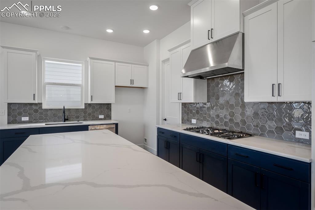 Image 10 of 44: Kitchen