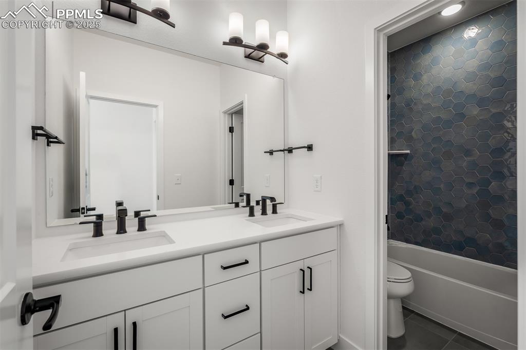 Image 28 of 44: Bathroom