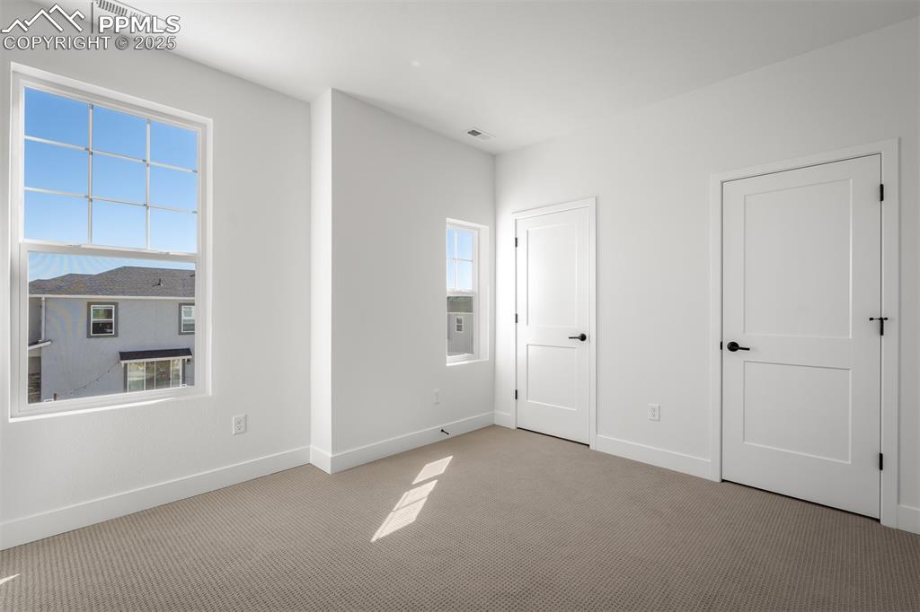 Image 29 of 44: Bedroom