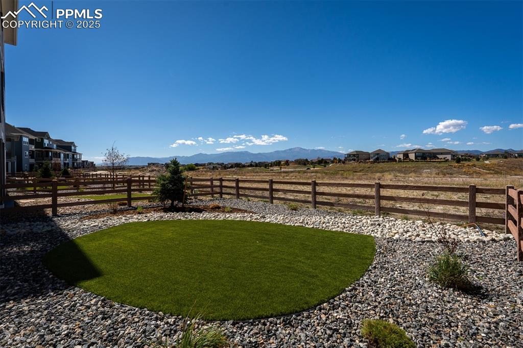 Image 40 of 44: Yard