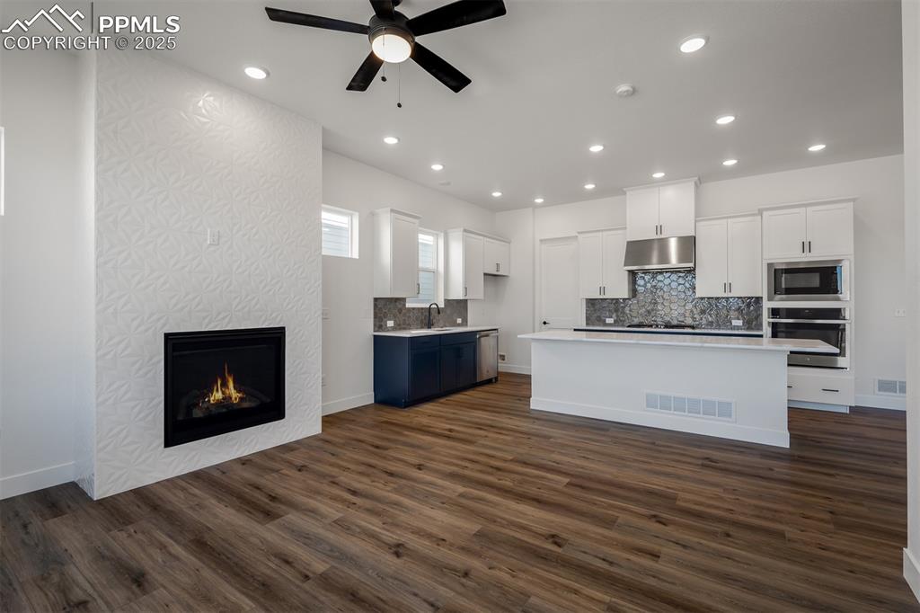 Image 5 of 44: Living Room