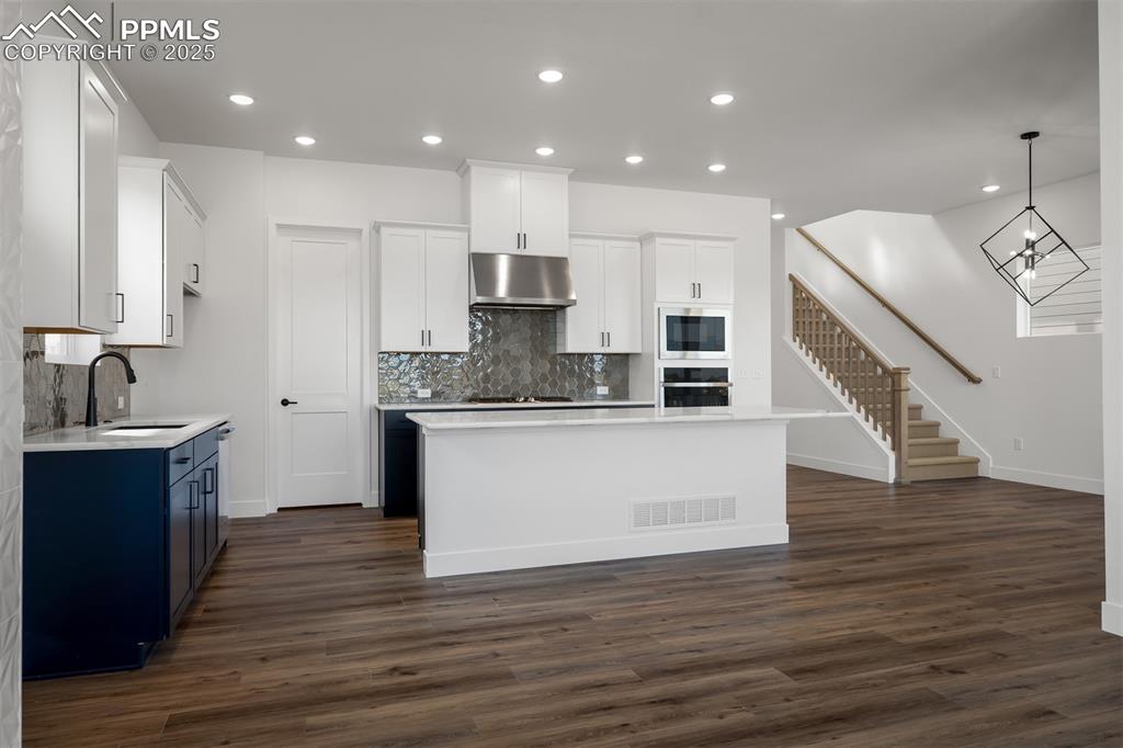 Image 6 of 44: Kitchen