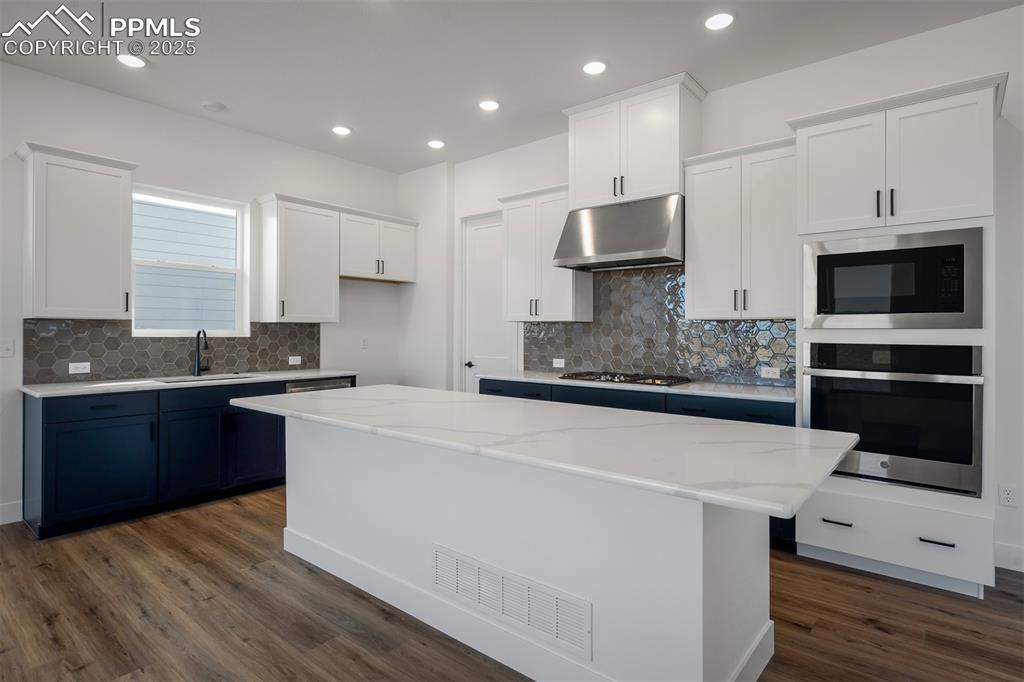 Image 9 of 44: Kitchen