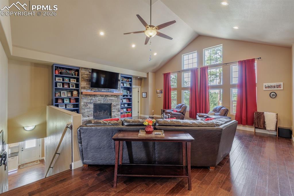 Image 14 of 49: Living Room