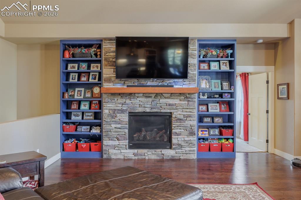 Image 16 of 49: Living Room