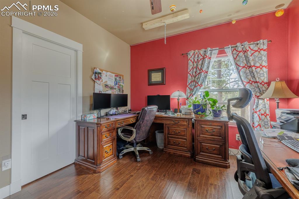 Image 23 of 49: Bedroom