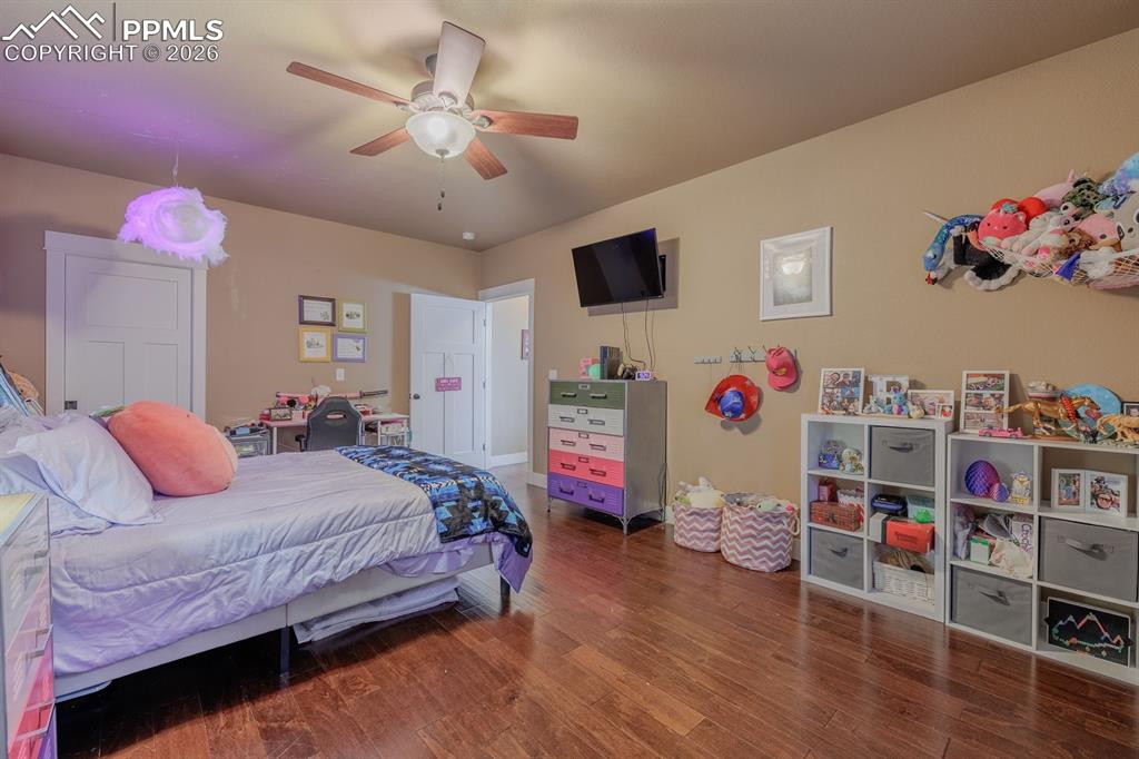 Image 34 of 49: Bedroom