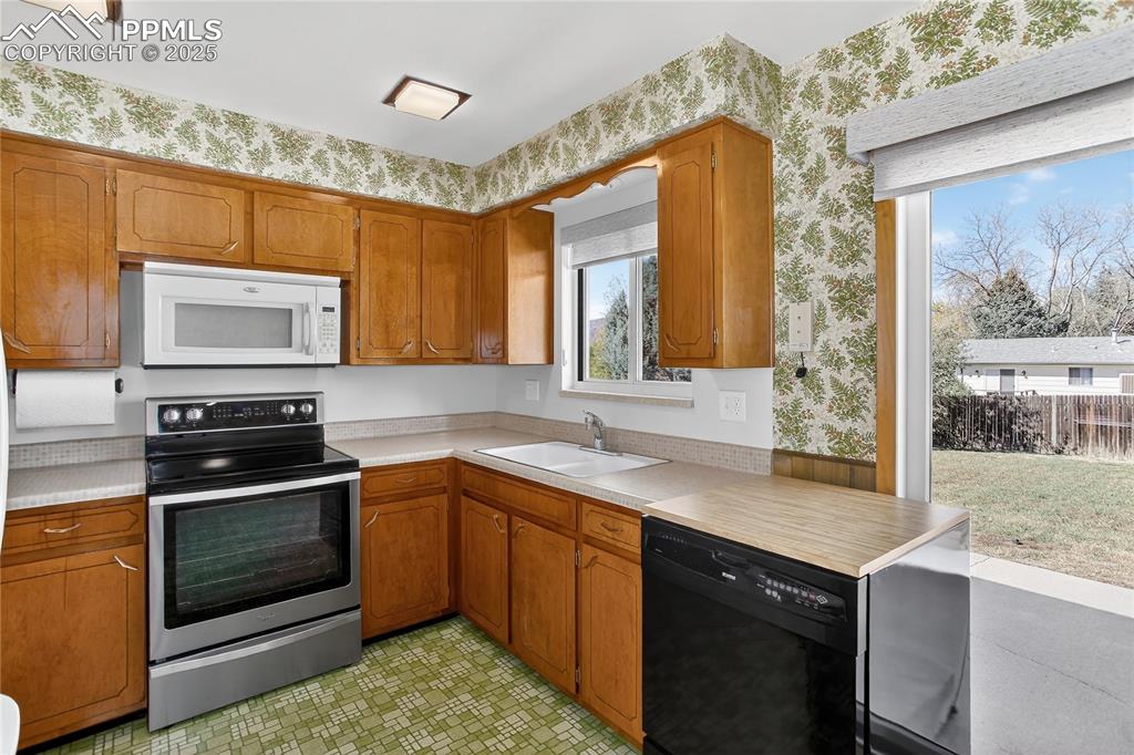 Image 13 of 42: Kitchen