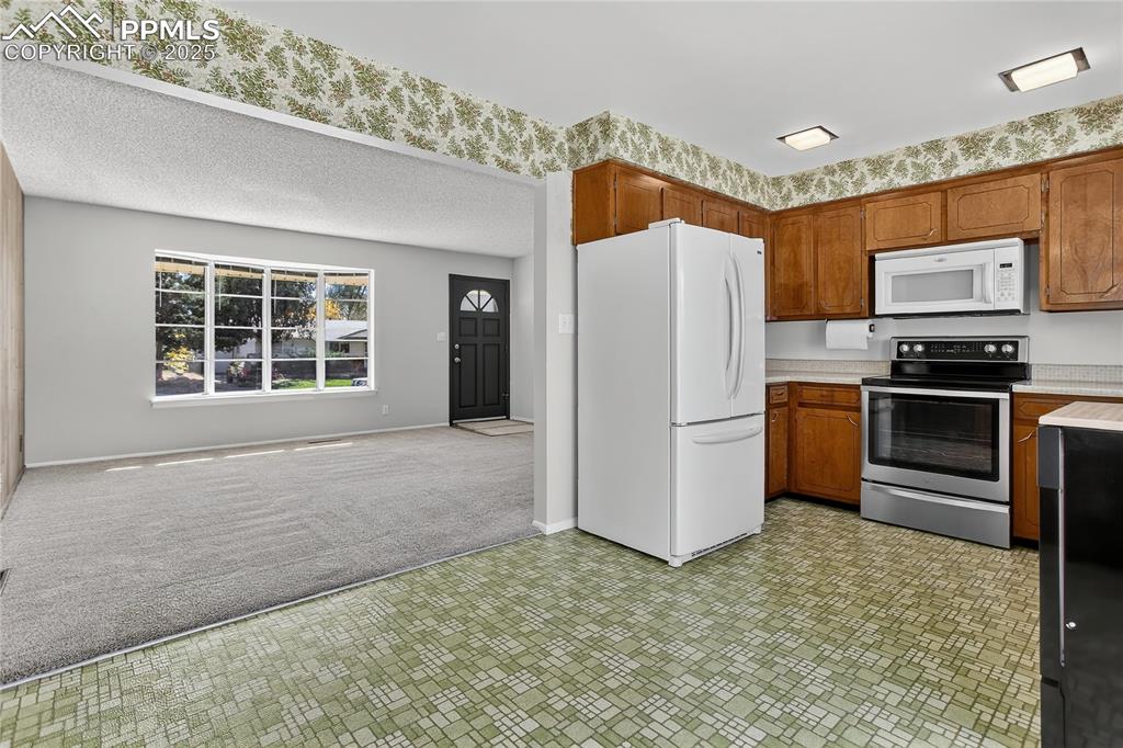 Image 14 of 42: Kitchen