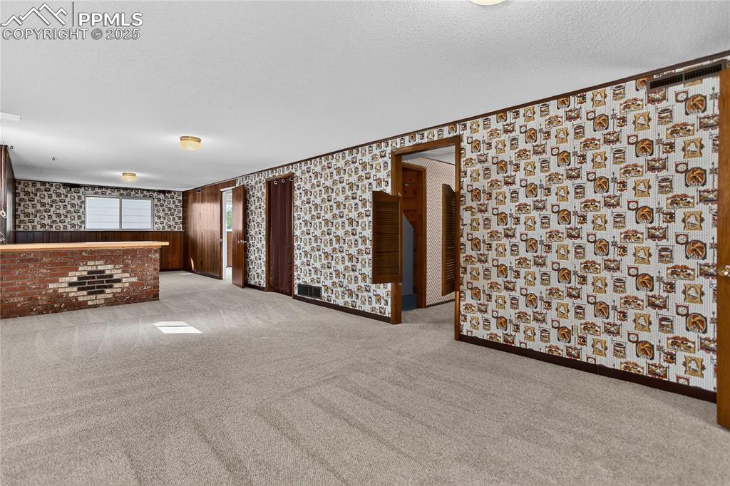 Image 27 of 42: Family Room