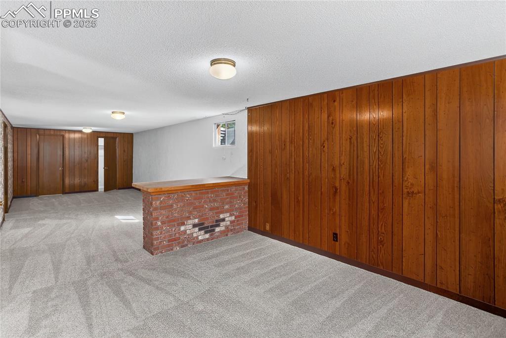 Image 28 of 42: Family Room