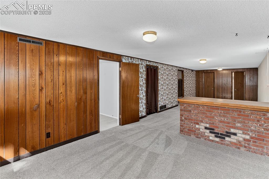 Image 29 of 42: Family Room