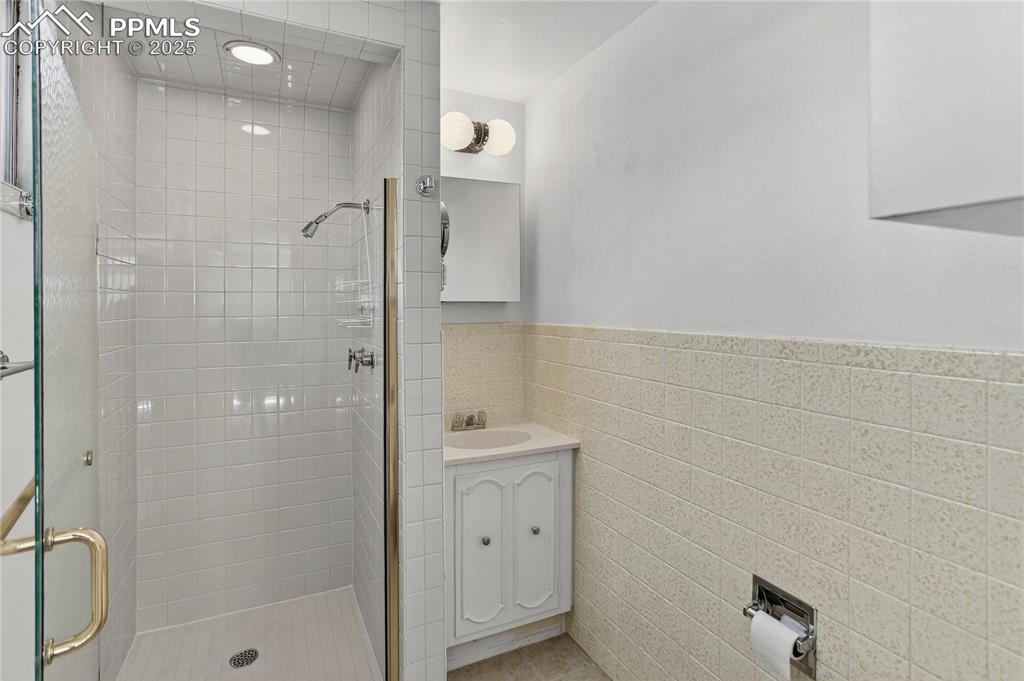 Image 32 of 42: Basement 3/4 Bath