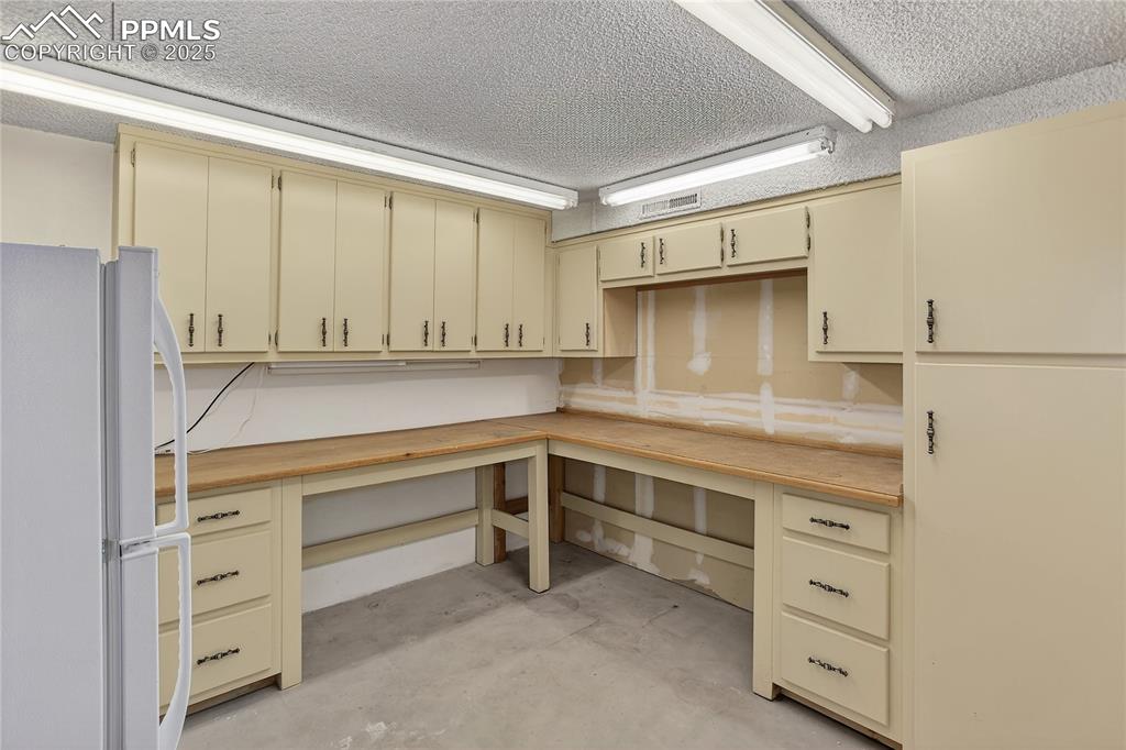 Image 34 of 42: Workshop