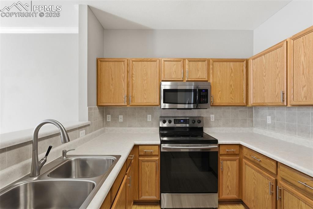 Image 14 of 41: Kitchen