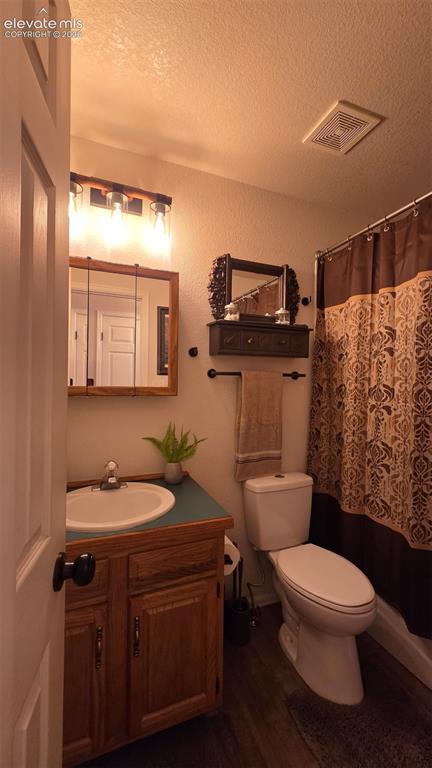Image 17 of 30: Bathroom
