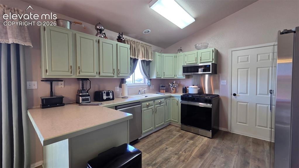 Image 3 of 30: Kitchen