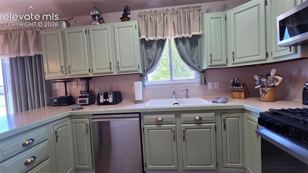 Image 4 of 30: Kitchen