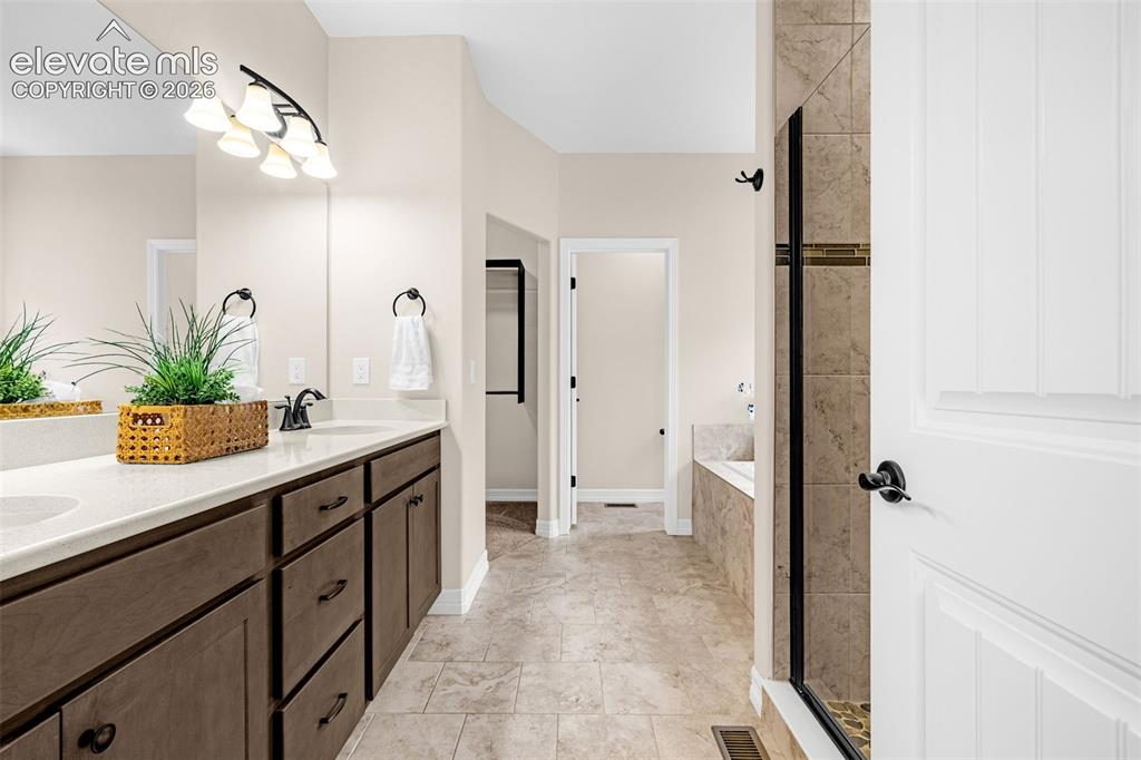 Image 17 of 48: Bathroom