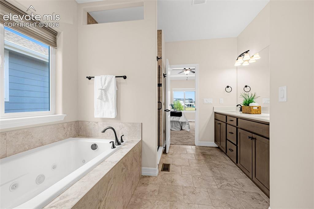 Image 19 of 48: Bathroom