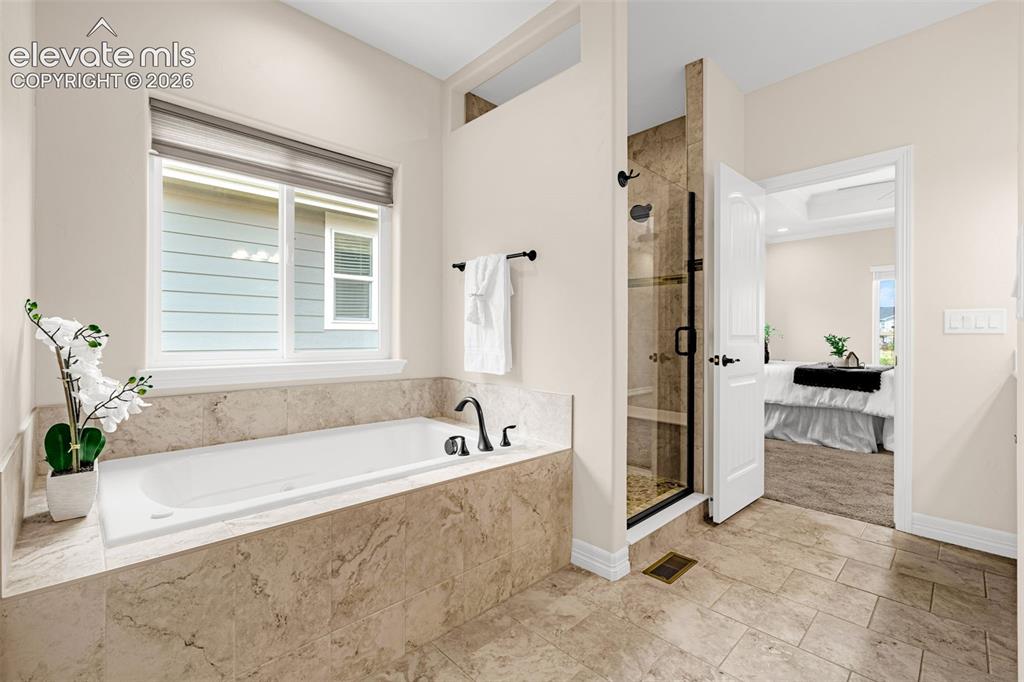 Image 20 of 48: Bathroom