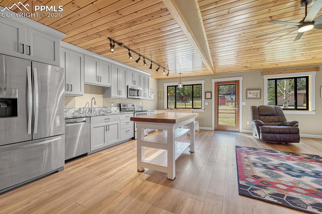 Image 13 of 45: Kitchen