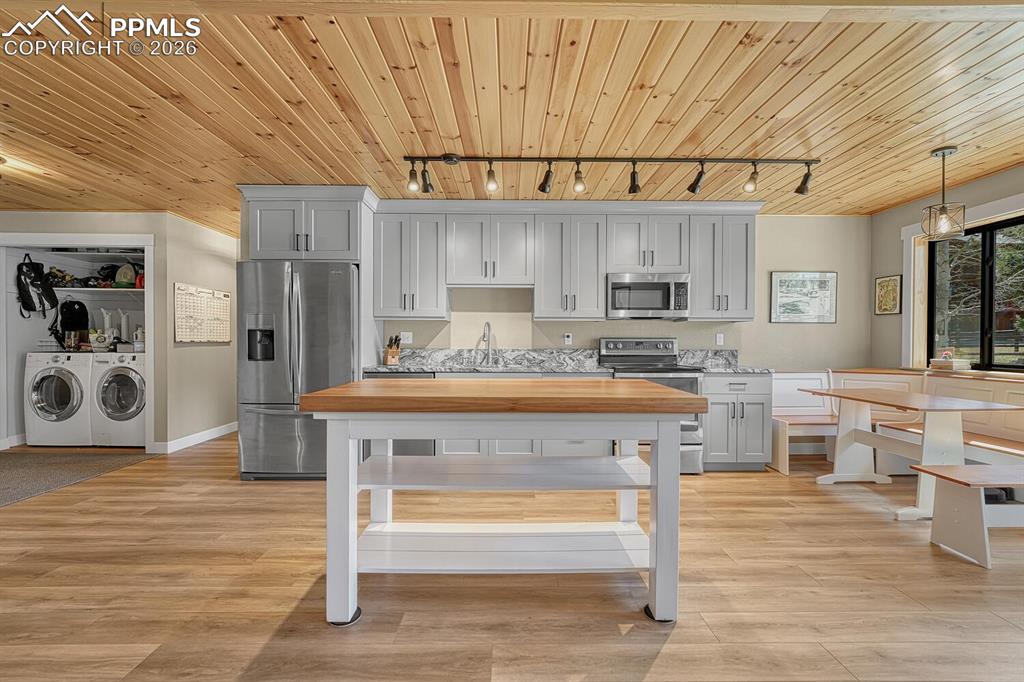 Image 14 of 45: Kitchen