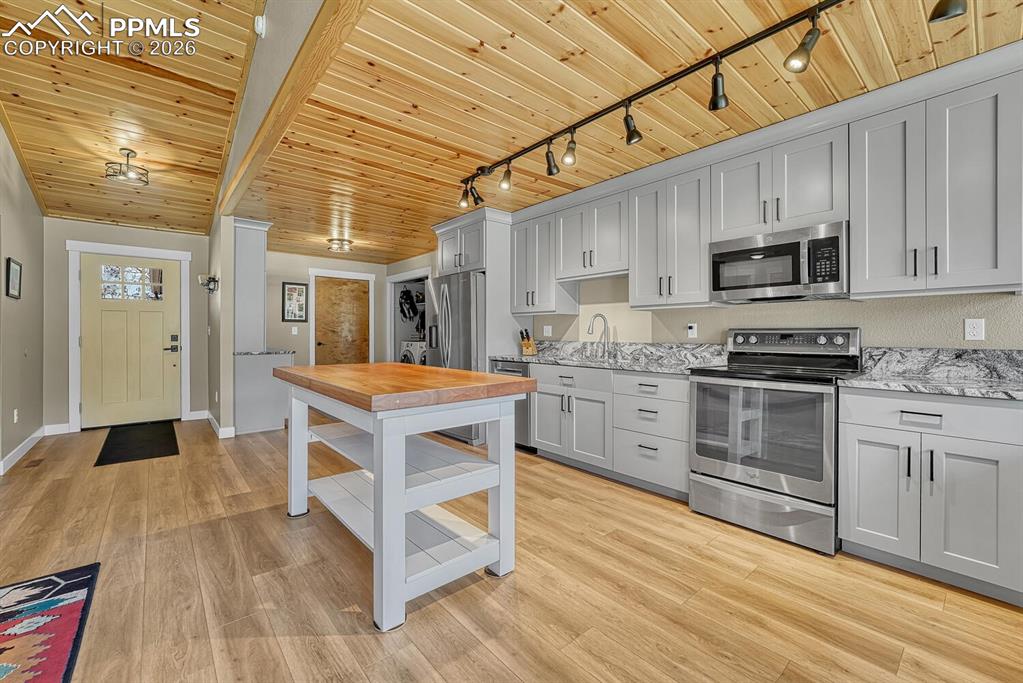 Image 15 of 45: Kitchen