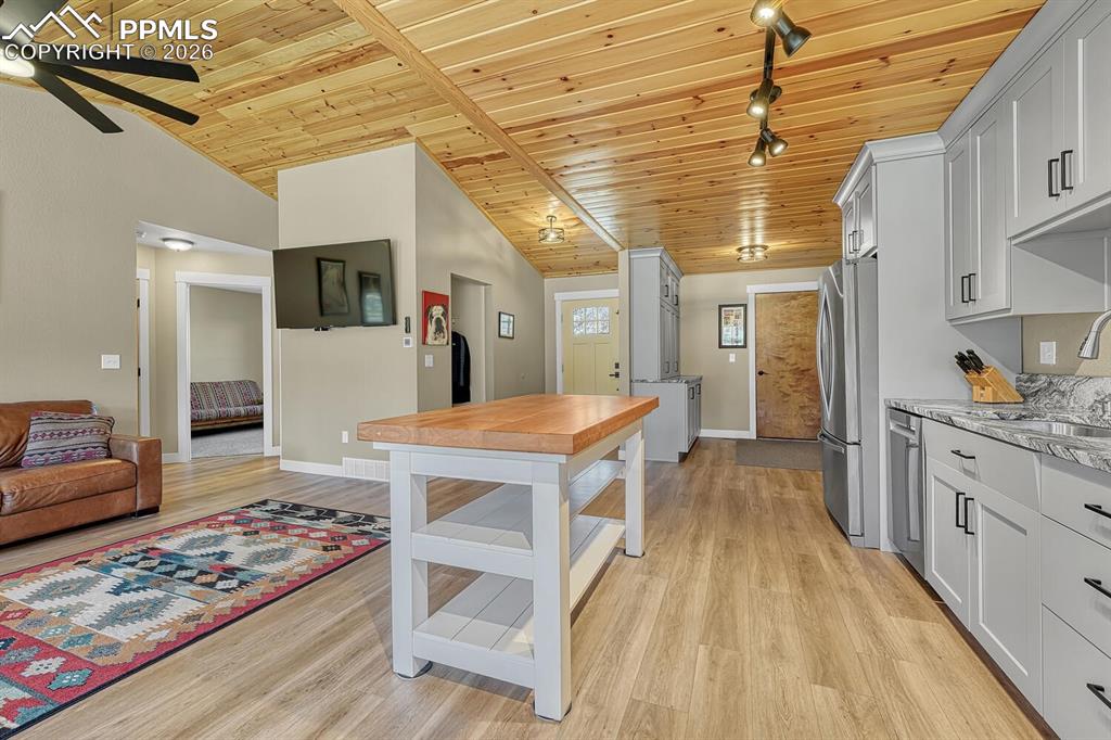 Image 16 of 45: Kitchen