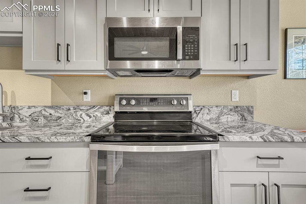 Image 17 of 45: Kitchen