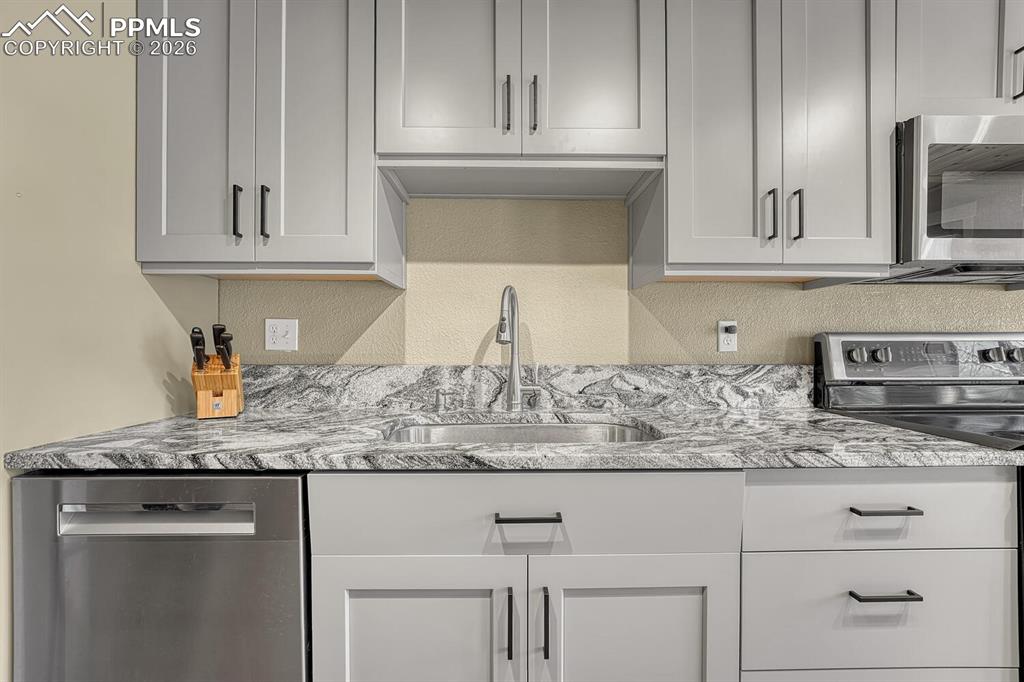 Image 18 of 45: Kitchen