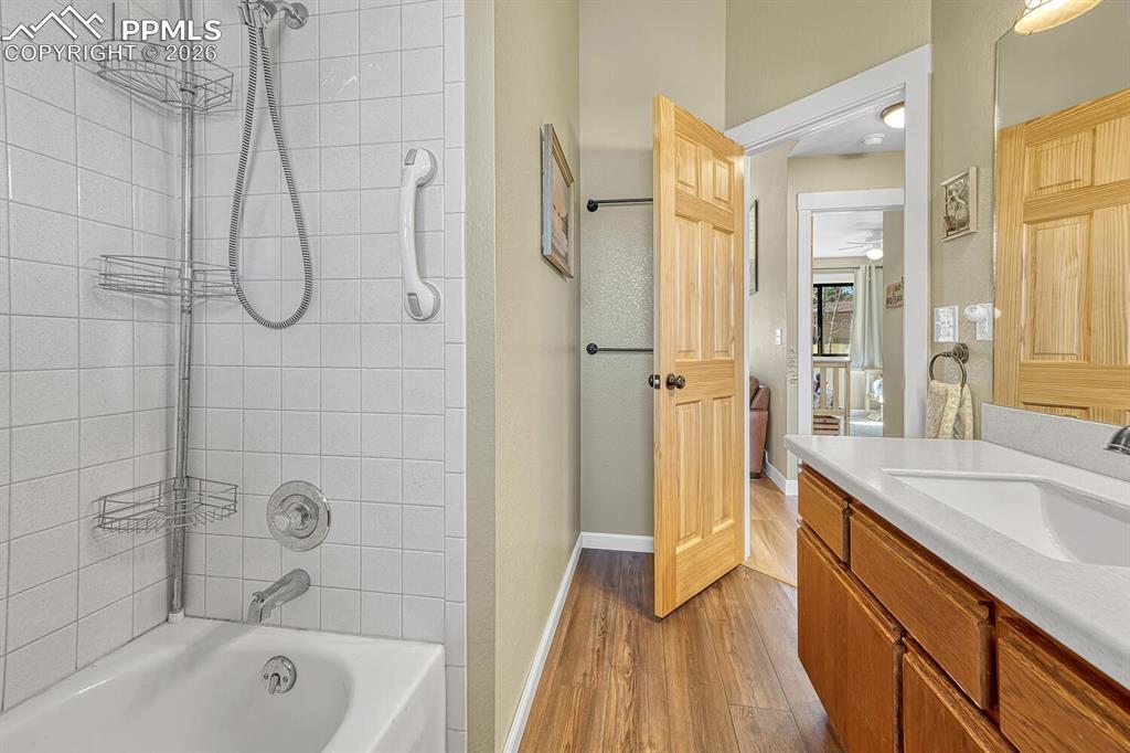 Image 25 of 45: Bathroom