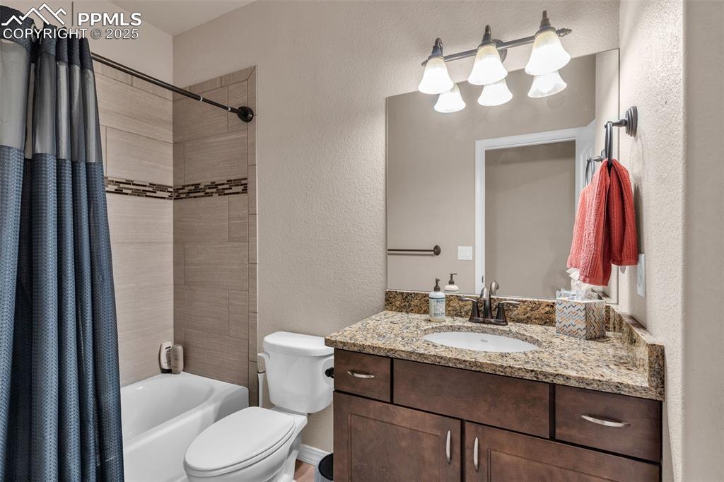 Image 19 of 39: Bathroom