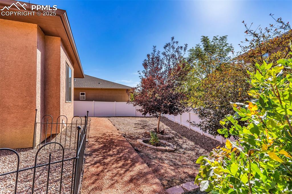 Image 31 of 39: Yard