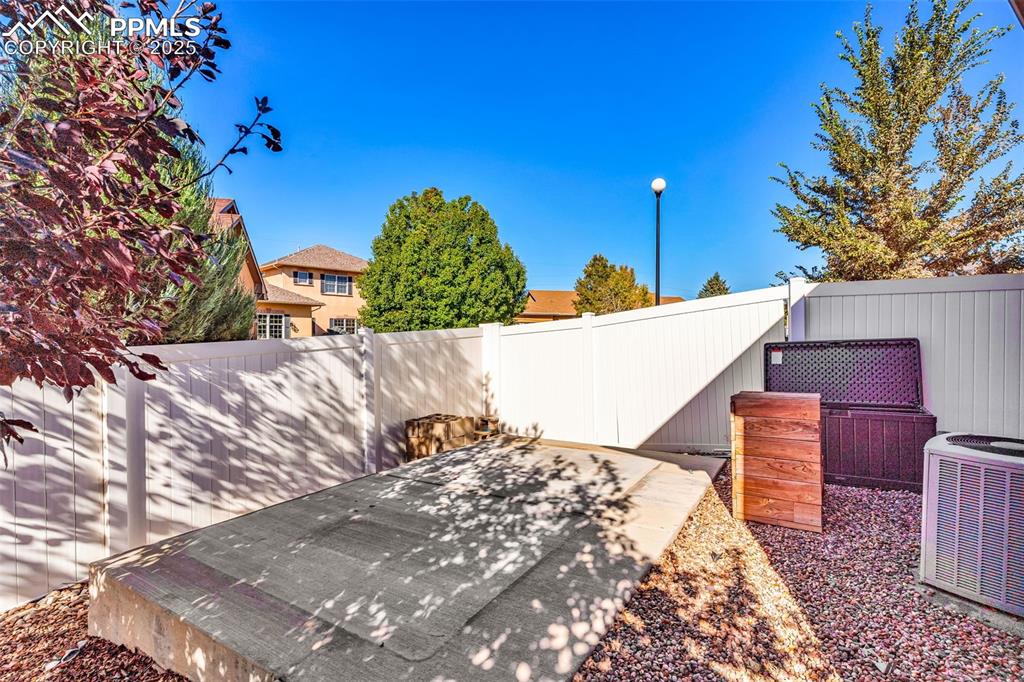 Image 37 of 39: Yard