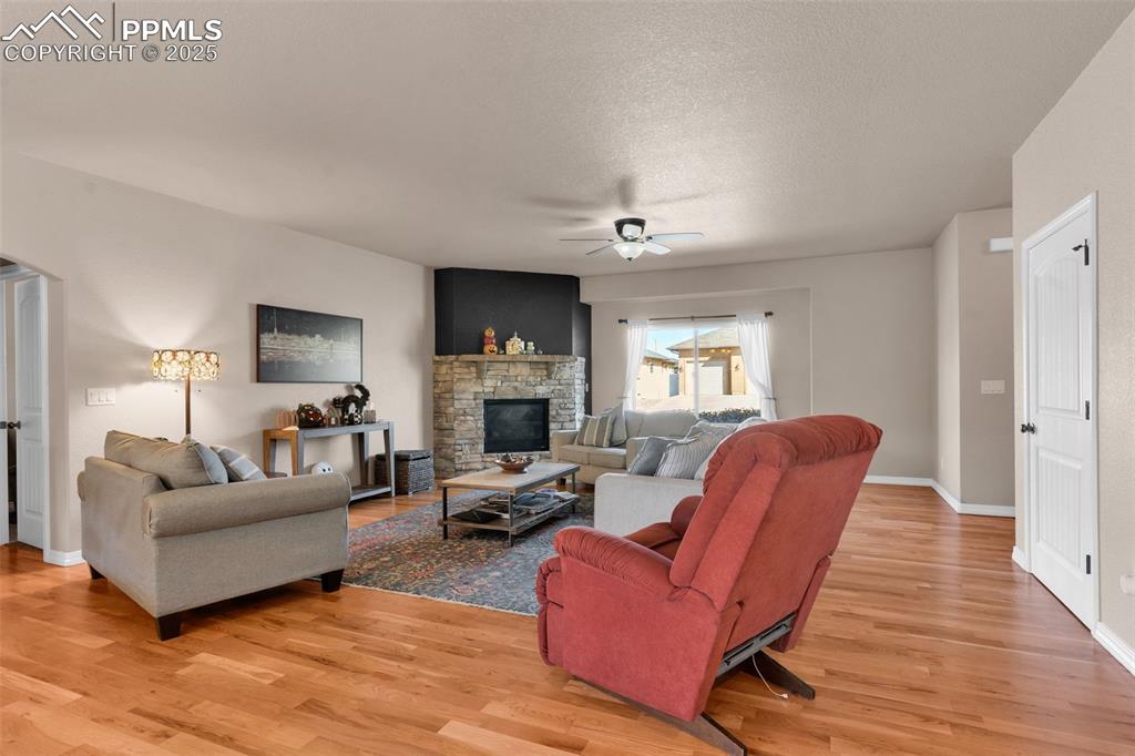 Image 4 of 39: Living Room