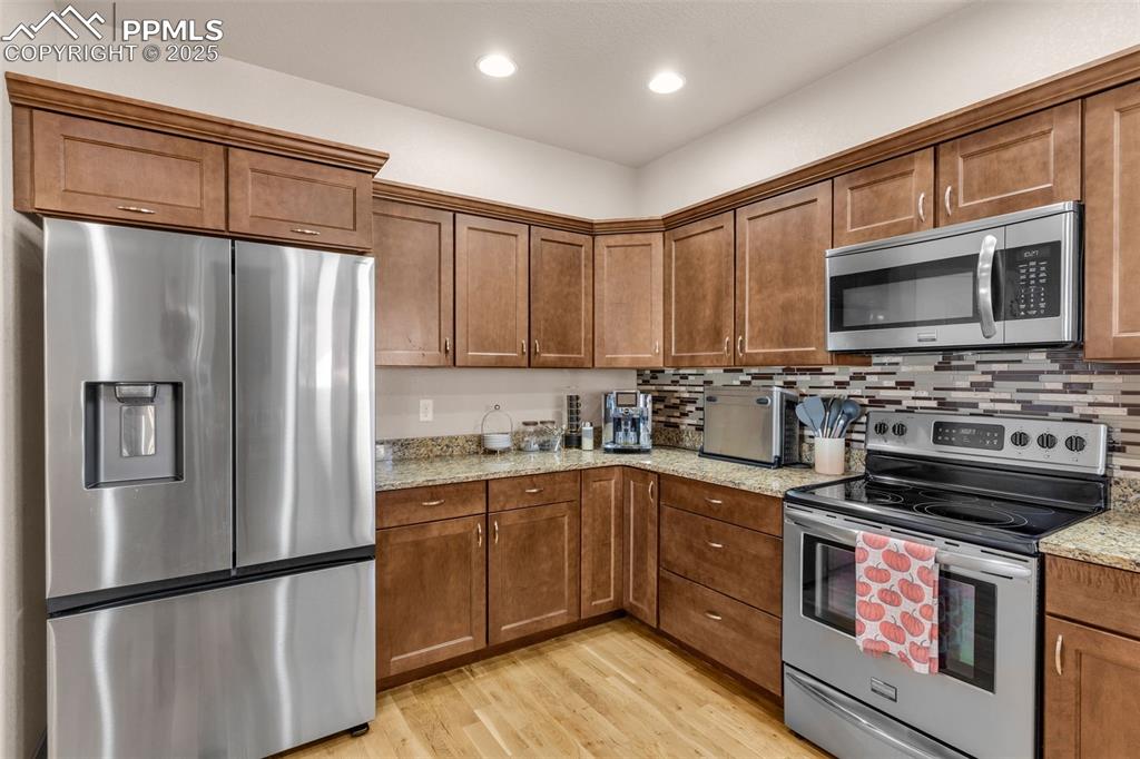 Image 9 of 39: Kitchen