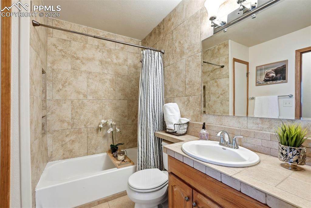 Image 29 of 50: Full Bathroom, Tile, Upper Level